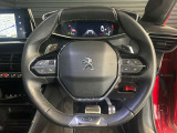 プジョーのステアリングは小口径でi-cockpitが見やすく上下が平行になっているのが特徴です。パドルシフトも付いています。