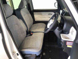 運転席の座面高さを調整できるシートリフターが付いています。フロントシートはベンチシートを採用で、座面も広く使い勝手もいいですよ♪