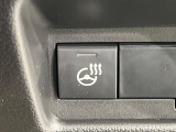 【ステアリングヒーター】冬場に冷たくなりやすい革巻きステアリングを、スイッチ一つで素早く適温に!エアコンよりも早く温まってくれるので、寒い日の運転も快適になりますね♪