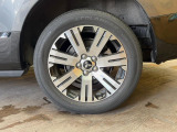 【純正18インチアルミホイール】外観にマッチした純正アルミホイールを装着しております。各種社外アルミホイールや、スタッドレスタイヤも取扱いしております。是非ご相談ください♪