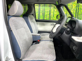 運転席まわりには十分なスペースがあり、大柄な方でもゆったり運転していただける環境です。