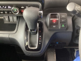 シフトはインパネシフト、パーキングブレーキは電子制御となっています。