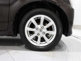 純正のアルミホイールを装備しております。タイヤサイズは155/65R14です。