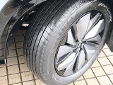 純正アルミホイールです。スチールホイールよりも軽いので燃費も向上します。タイヤの残り溝は御来店時にご確認下さい。