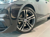 BMW純正アロイホイールはモデルやパッケージに合わせてデザインされています。洗練されたデザインで、足元の個性を引き立てます。