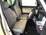 運転席の座面高さを調整できるシートリフターが付いています。フロントシートはベンチシートを採用で、座面も広く使い勝手もいいですよ♪
