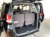 リアシートを倒さなくても、ラゲッジスペースは十分あります。