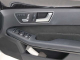 運転席トリムにはパワーウィンドウスイッチ、パワーシートのスイッチが装備されています