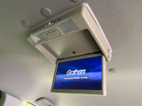 【後席モニター】家族や友人とお出かけする機会が多い方に大人気の後席モニターを装備!見やすい位置に画面がありテレビやDVDの視聴も快適!友達もお子様も、後席にしか乗らなくなるかも??