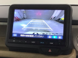 リバースギアに入れるだけで後方の表示へ切り替わります。夜間や雨の日の駐車も楽になりますよ。