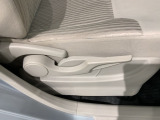 シートハイトアジャスターが付いているので運転姿勢を調整するのに便利ですね。身長に合ったシートポジションは安全運転や疲労軽減にもつながります。