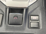 【電動パーキングブレーキ】パーキングブレーキは便利な電動式!ボタン一つで操作でき、アクセルを踏めば自動で解除されます♪レバーやペダルが無いので運転席廻りもすっきりしますね♪