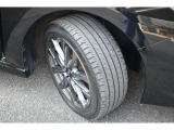 タイヤサイズは215/50R17です。