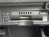 【ETC2.0(DSRC/ITSスポット)】ETCカードを挿入すれば料金所はノンストップで通過できます。ETC限定の割引や、高速道路の情報提供サービスを利用できます。