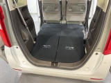後席背もたれを倒せばちょっと大きめの荷物や長いものを積みたい時に便利です。