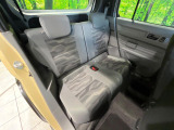 後部座席も気になるようなキズ・汚れやへたり等、大きなダメージはなく、良好な状態です。