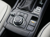 マツダコネクトを操作するコマンダーコントロールです。運転中に自然と手の触れる位置に配置されています。