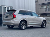 XC90は、使い方の幅を広げる7シーター仕様。洗練された佇まいの中に、高い実用性を秘めています。室内に足を踏み入れば、そこはまさに北欧のリビングルーム。落ち着きある明るい雰囲気をご堪能ください。