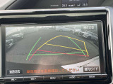 バックカメラが付いて車庫入れも安心です。付いているとうれしい装備のひとつですね♪