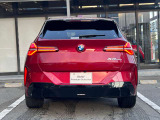 BMWのテールランプはプレスラインへと続く形状のため、統一感のある綺麗なラインを演出しております。