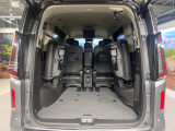 後席を格納すると、これだけの広さが!シーンに合わせたシートアレンジで、大きな荷物も積むことが出来ます♪