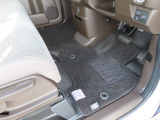 【フロントのフロアマット】前席は純正フロアマット付きです。大きな汚れもなく、使用感も少なめで綺麗な状態です。