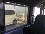 後席には、日射しのさしこみをやわらげてくれるロールサンシェイドが付いています。