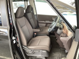 フロント広々、セパレートシートの運転席は、ハイトアジャスターが付いているので、快適にドライブができます。ハンドルはテレスコピック機能で、ハンドル位置を上・下・手前・奥に調節できます。