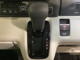 CVT車のセレクトレバーです。低速から高速まで、変速ショックのないスムーズな走りと、エンジン効率のよい領域を維持して燃費にも貢献します。サイドブレーキはスイッチ操作の電子制御パーキングブレーキです。