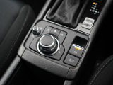 マツダコネクトを操作するコマンダーコントロールです。運転中に自然と手の触れる位置に配置されています。