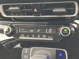 オートエアコンは温度を設定するだけで、自動で風量などを設定してくれます。運転しながら操作も必要ないので、安全性も向上します。