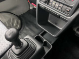 【ドリンクホルダー】ドリンクホルダーも色々な場所にありますので便利です。