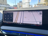 iDriveナビは、シフトレバー手前のコントローラーだけでなく、画面をタッチして使用可。目的地までのルート案内はもちろん、メンテナンス時期の確認や電動テールゲートの開口度調整の設定なども行う事ができます。