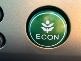 ECONのスイッチがついています。エコモードにすれば、運転の仕方によるロスを抑え込み、燃費良く走行できるように各部を制御します。