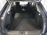 【トランクスルー機構】後席を前に倒してトランクルームとつなげ、長尺物の収納を可能にするトランクスルー機構も備えています。