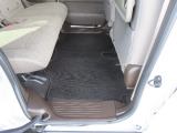 【後部座席のフロアマット】後部座席も純正フロアマット付きです。こちらも大きなスレや傷、汚れなどなくこちらも綺麗な状態です。