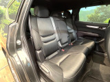 後部座席も気になるようなキズ・汚れやへたり等、大きなダメージはなく、良好な状態です。