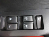 もちろん全席パワーウインドー付。運転席から操作できて便利です。