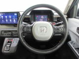 ハンドルには、オーディオコントロールスイッチと、クルーズコントロールスイッチが付いてます。