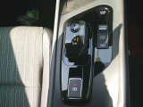 シフトレバーとエアコンの操作パネル、電制のサイドブレーキとオートホールドになります