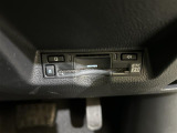 【ETC】有料道路を利用する際に料金所で停止することなく通過できる、ETC車載器(ノンストップ自動料金収受システム機器)が装備されています。セットアップを行うことで利用可能になります。