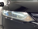 LEDヘッドライトは、点灯の瞬間から最大光量を発揮し、突然暗くなるトンネルなどでの安定感を高めます。