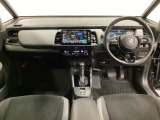 車内は光触媒抗菌消臭施工済です。スタイリッシュなデザインでスポーティなインパネ周りを演出します。グローブボックスやカップホルダーのほかにトレーなどたくさんの収納スペースが付いています。