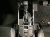 CVT車のセレクトレバーです。低速から高速まで、変速ショックのないスムーズな走りと、エンジン効率のよい領域を維持して燃費にも貢献します。サイドブレーキはスイッチ操作の電子制御パーキングブレーキです。