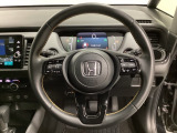 オーディオのチャンネル変更やボリュームなどの操作スイッチの他にレフトセレクターホイールがついています。中央部を指先で上下に動かすことで、マルチインフォメーション・ディスプレイの各表示が確認できます。