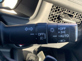 ■オートライト■車外の明るさに応じて、自動的にライトの点灯・消灯をしてくれます。トンネルが続くような道でも、いちいちライトスイッチを操作する必要がありません。消し忘れの心配もありません。
