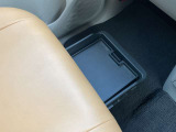 助手席シートの下に、便利な前後スライド式のアンダーボックスを装備。運転用の替え靴や、車内に常備したいこども用品、着がえた服などを収納できます