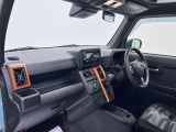 ダイハツのお店では、ダイハツ車を知り尽くしたプロフェッショナルが、専用の診断機器を使って各システムを点検しております。