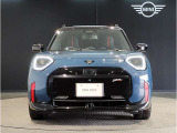 MINIのフロントグリルのデザインはイギリスで生まれた当初から、シルバーのサイドバーが折り重なった伝統的なデザインで御座います。その伝統はBMWのお車になってからでも少しずつ形を変えて守られております