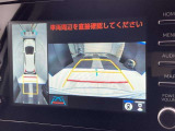 バックカメラの他に上から見下ろしたような画像が見れるアラウンド(全方位)モニター。前後左右を把握できる、すごい機能が装備されています!